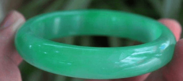 翡翠手镯里面有气泡是真的吗？怎么挑选翡翠手镯？   第3张