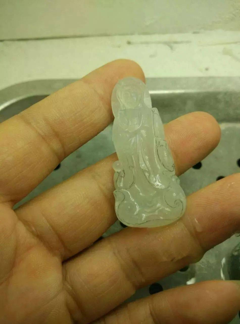 一块冰种翡翠片料,玉雕师设计雕刻后,成品让人垂涎欲滴!
第4张