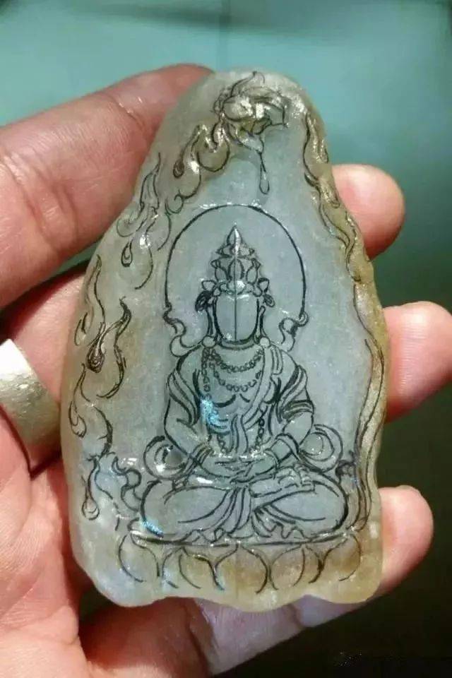 
                3800买的翡翠原石，雕琢后不愧是行走在刀尖上的艺术品啊！
   第6张