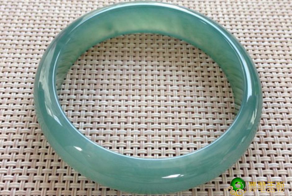 水蓝翡翠镯子的价钱贵便宜？看了本文你就知道了   第1张