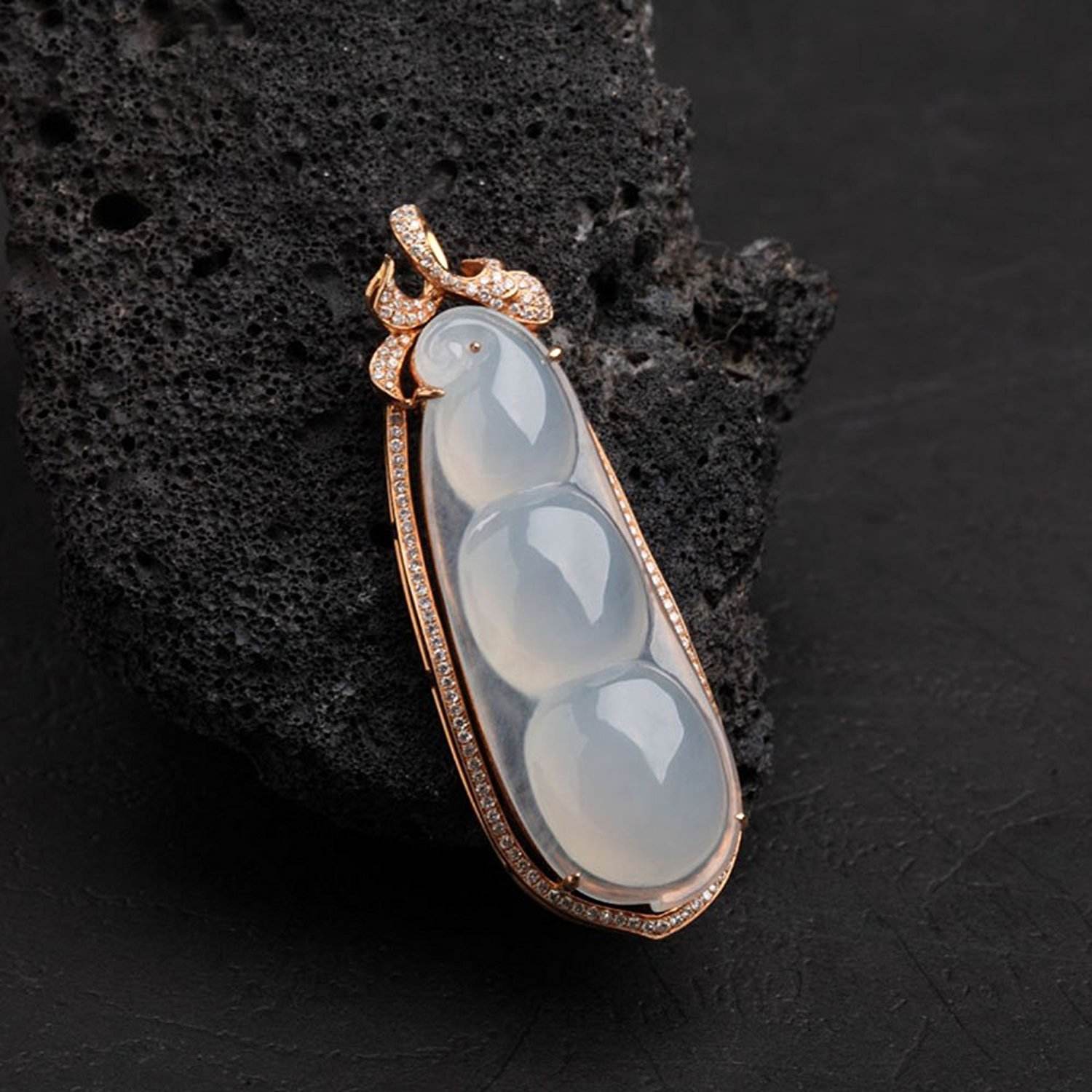 白冰种翡翠价格贵吗？学会挑就不怕买贵！   第1张