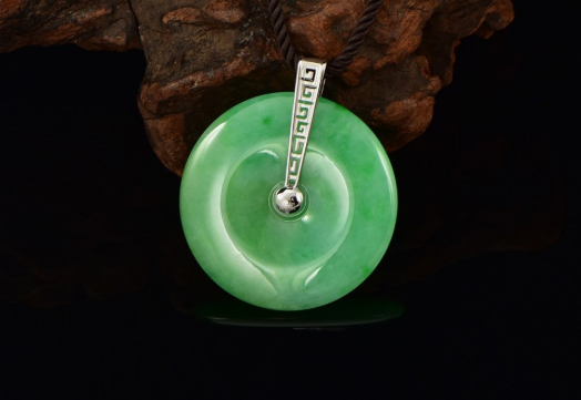 想知道翡翠平安扣吊坠价格,这篇文章你不能错过! 第1张