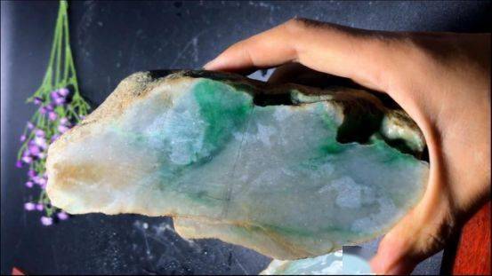 
                5万买下的翡翠原石，外壳布满松花，起货一套“梅兰竹菊”价值不菲！
   第2张