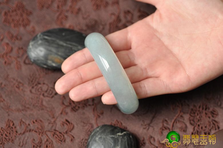 芙蓉种翡翠手镯价格是多少？芙蓉种翡翠有什么特点？   第2张