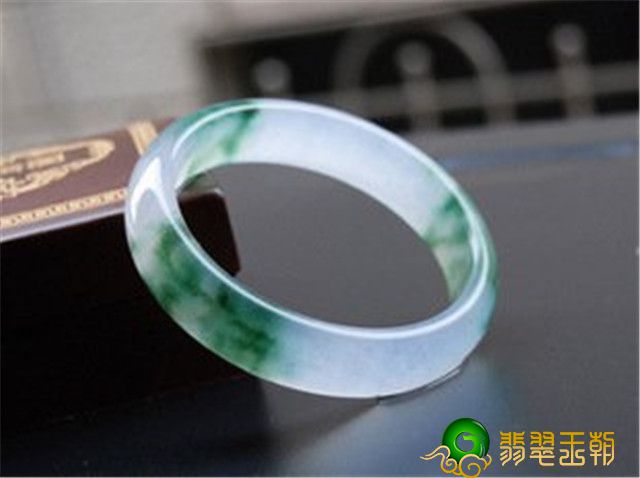 怎样选择翡翠飘花镯子?看本人喜爱就可以! 第3张