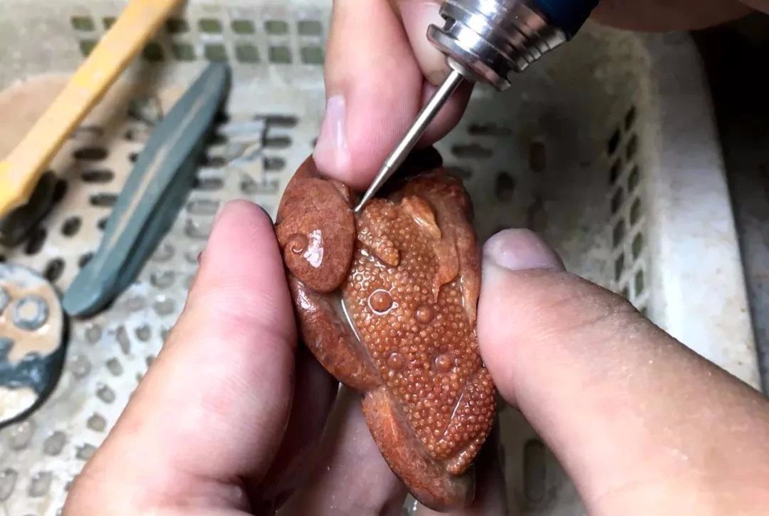 
                3500拿下的红翡原石，去皮干巴巴，雕刻后蜕变金蟾戏珠！
   第15张