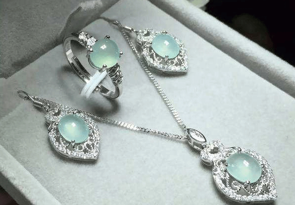 市场上的翡翠优劣不等,如何判定翡翠的品质?(图文) 第1张