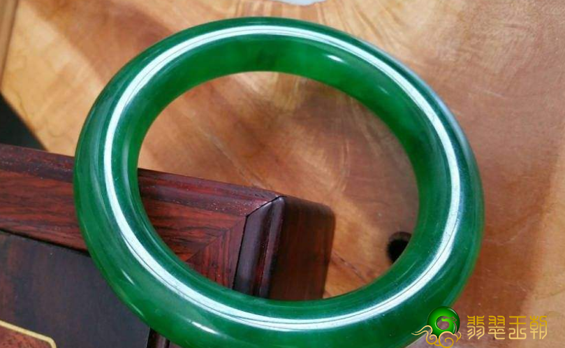 帝王绿翡翠的价钱，翡翠界的高端装饰品   第2张