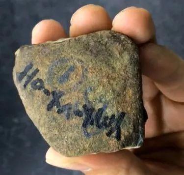 
                美女花300买的翡翠原石，切出“怪料”一脸茫然，最后神反转
   第1张