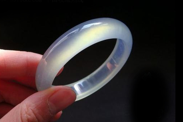 18k金翡翠手镯的寓意  第2张