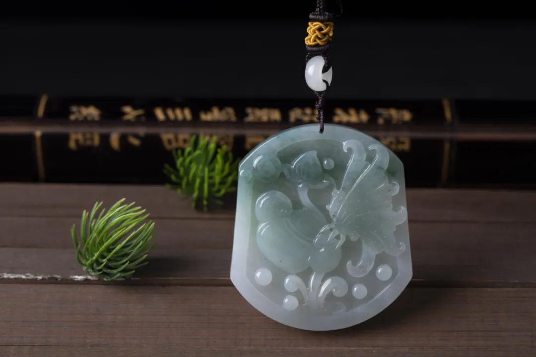 
                教您摸清这3个规律，看翡翠雕件就能心里有数了
   第2张