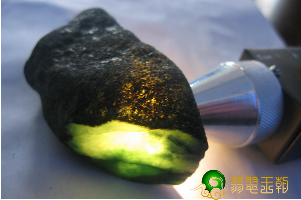 小伙子拿很多年存款买翡翠翡翠原石，一刀切出高冰种赚嗨翻天   第5张