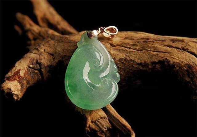 小小的一块翡翠项坠，为何有辟邪保佑平安的能耐？   第2张