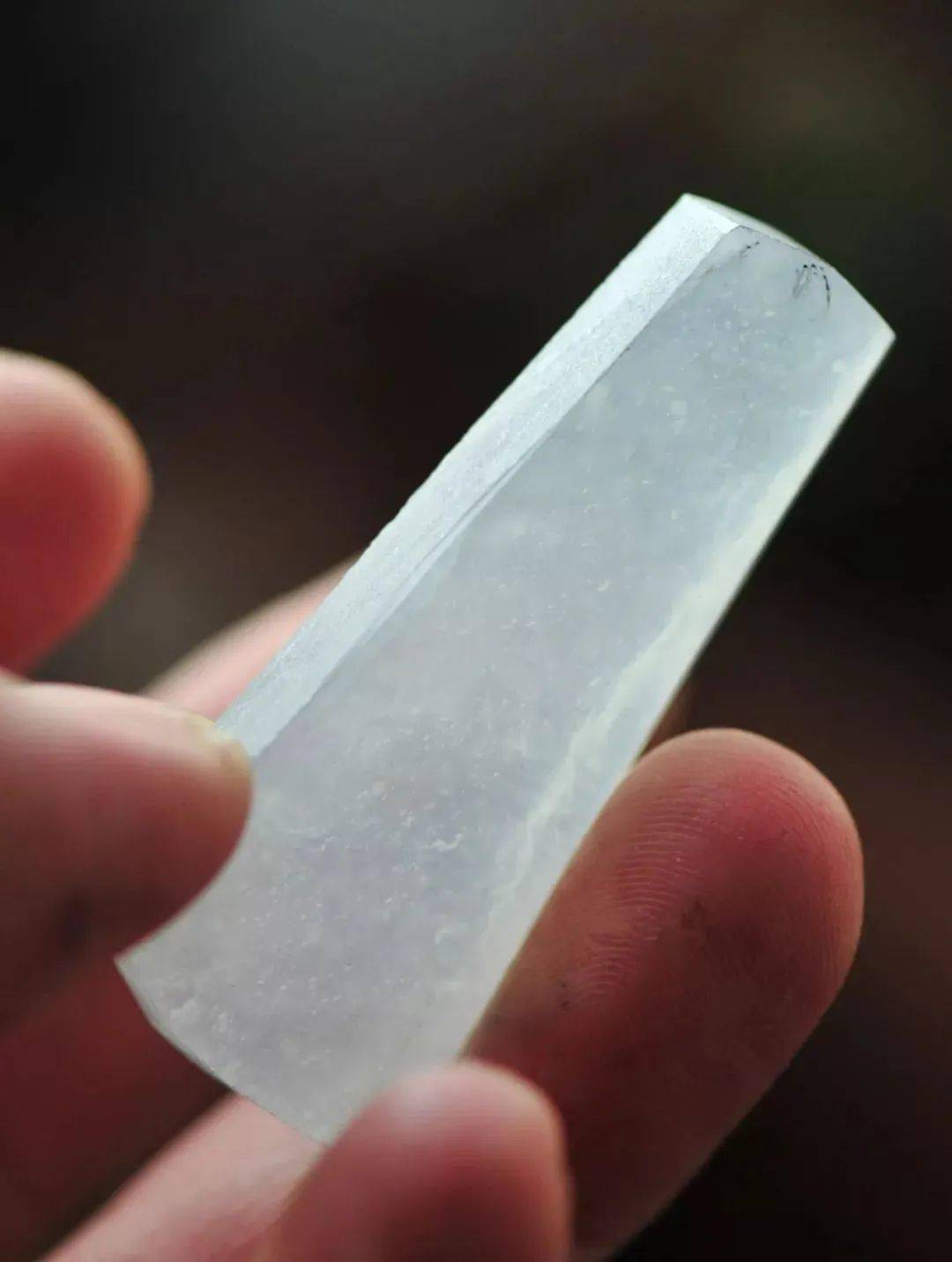 一块冰种翡翠片料,玉雕师设计雕刻后,成品让人垂涎欲滴!
第1张