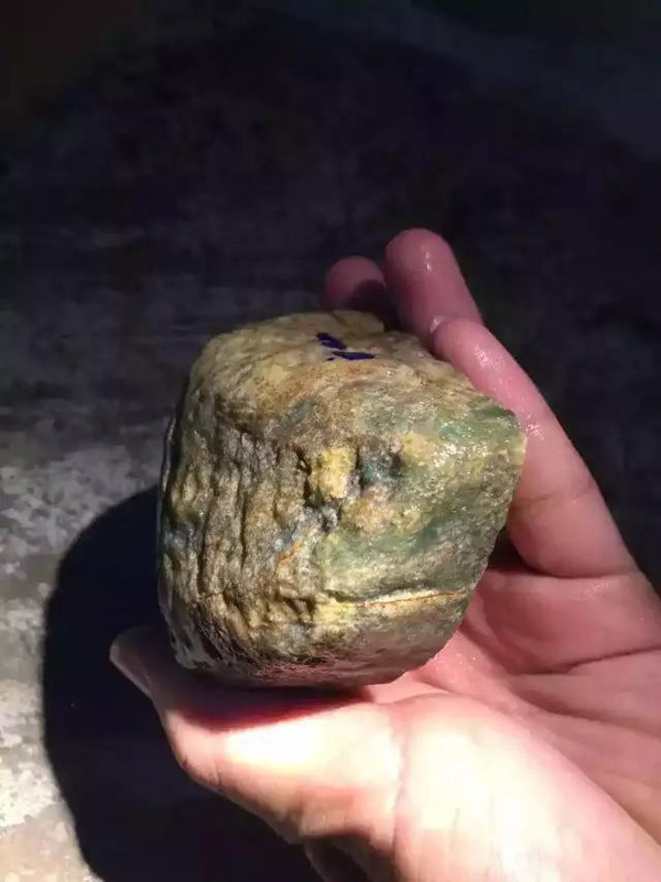 
                翡翠的原石有两种，鉴定翡翠原石真假的基本方法有几种
   第3张