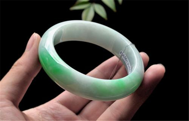 白底青翡翠手镯好不好?它的价格原来这么高! 第4张