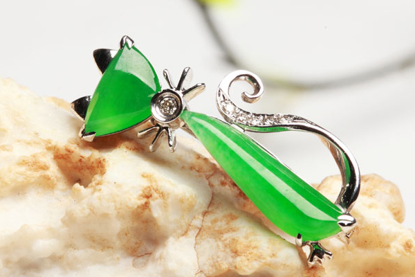 
                翡翠胸针能彰显品味，你知道如何选购和搭配么？
   第1张