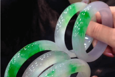 如何辨别翡翠的真假？你知道哪种方法最有效吗？   第1张