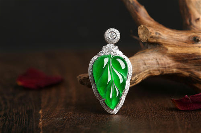 切记!翡翠吊坠款式,不是越复杂越好!(图文) 第1张