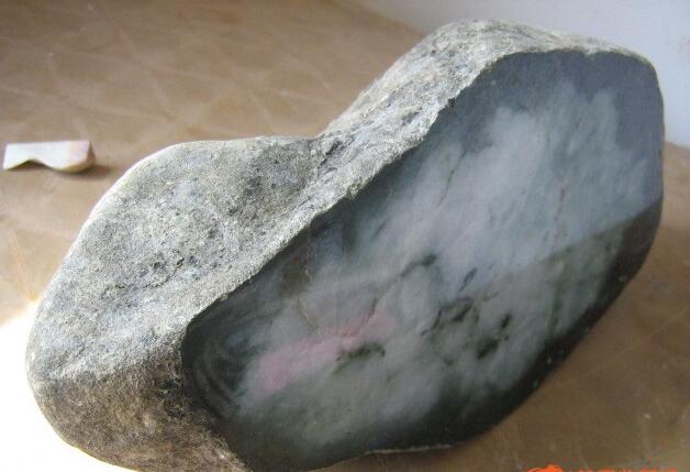 
                翡翠的手工雕刻流程是啥，掌握翡翠手工雕刻的巧夺天工
   第2张