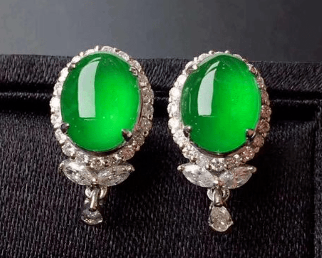 
                精品翡翠蛋面难得一见
 