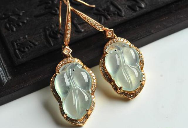 怎么理解翡翠金枝玉叶的寓意？购买翡翠金枝玉叶吊坠时注意哪些？   第1张