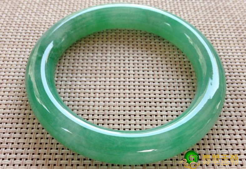 翡翠冰种满绿翡翠手镯价格如何？一样是满绿翡翠价钱为什么相距许多 ？   第1张