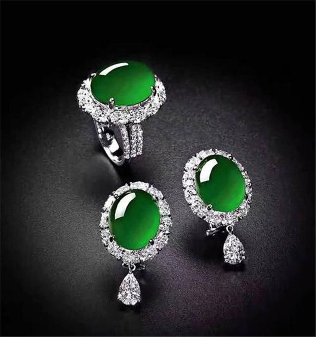 帝王绿翡翠价格是多少?它的价值可不菲!(图文) 第2张