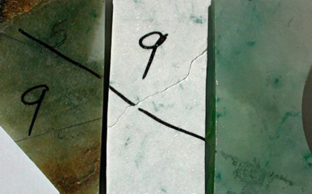 
                了解真假翡翠的鉴别方法图解，行内人原来是这么做的！
   第2张