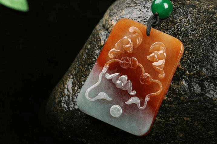 鸡冠红翡翠价值极高，市面上假货泛滥要怎么分辨？   第1张