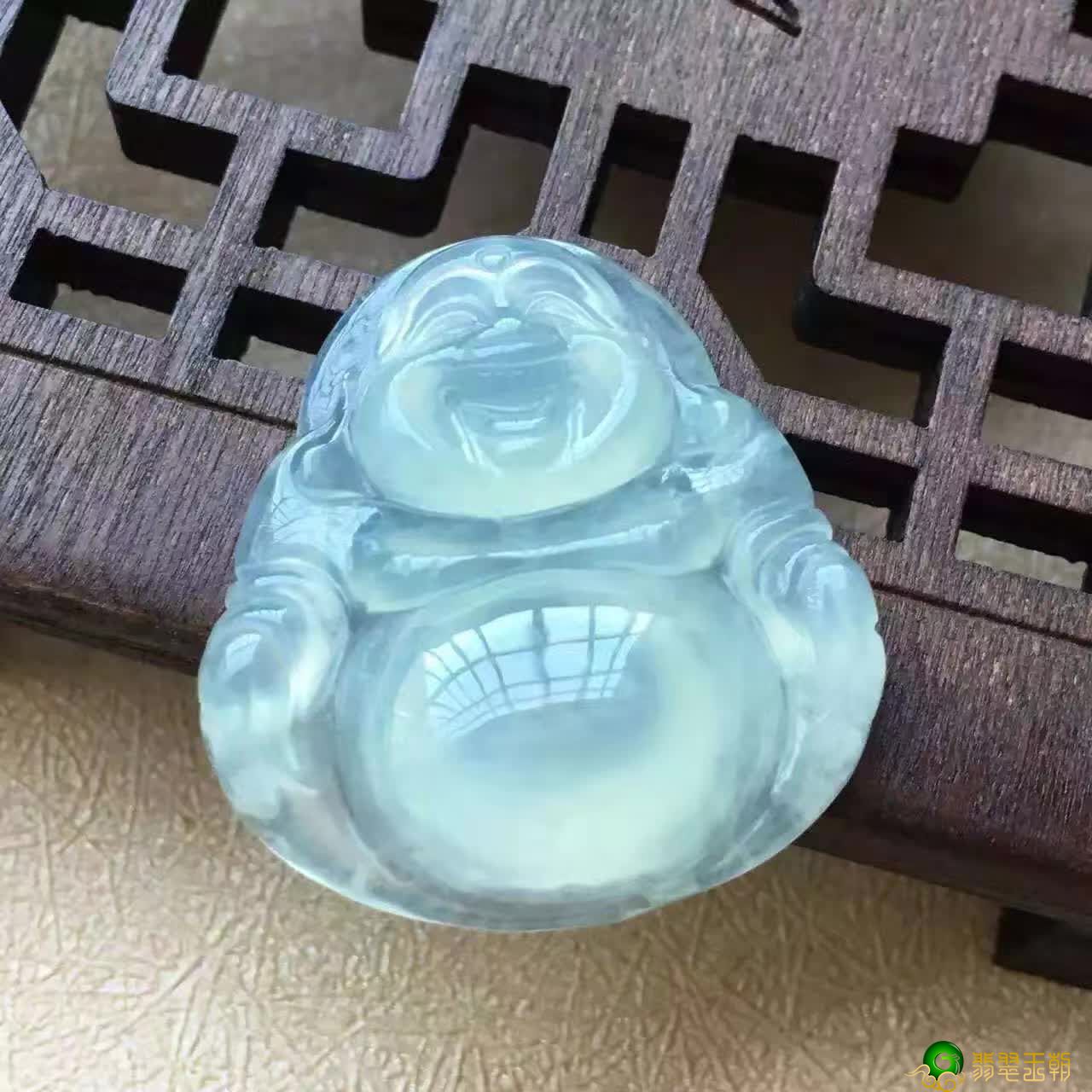 翡翠玉佛的寓意 翡翠笑佛配戴特别注意哪些？   第1张