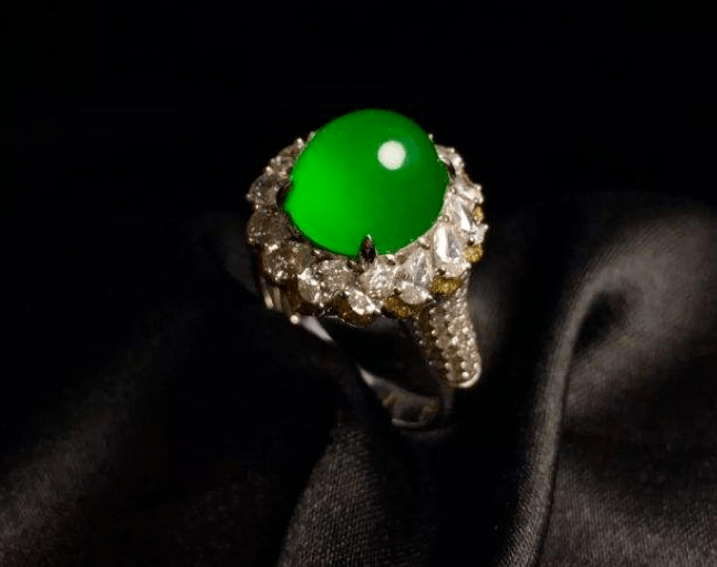 
                精品翡翠蛋面难得一见，最好的叫翡翠之眼！
   第2张