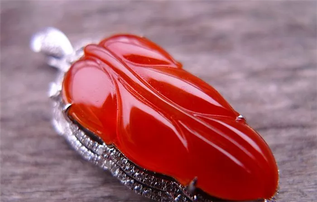 怎么辨别天然红翡和烧红翡翠？此文章给你答案！   第3张