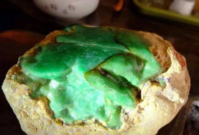 
                4000买下的翡翠原石，成品出来后，你还觉得豆种是低档货吗？
   第2张