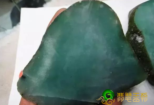 你掌握油青种翡翠翡翠原石吗？什么叫油青翡翠翡翠原石的原生态色有次生色？   第1张