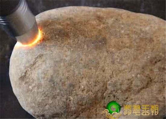 4 种根据皮壳分辨翡翠翡翠赌石“种老”和“种嫩”的方式   第2张