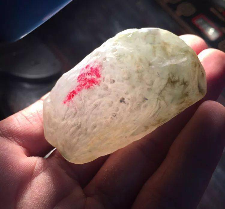 
                花高价拿下“莫西沙”翡翠原石，切开之后果然名不虚传！
   第2张