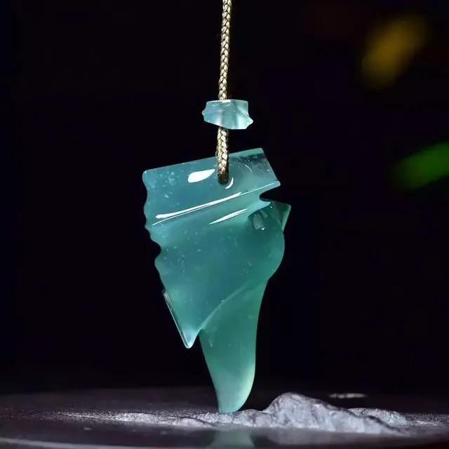 
                蓝水翡翠，千万不要跟油青种混为一谈
   第2张