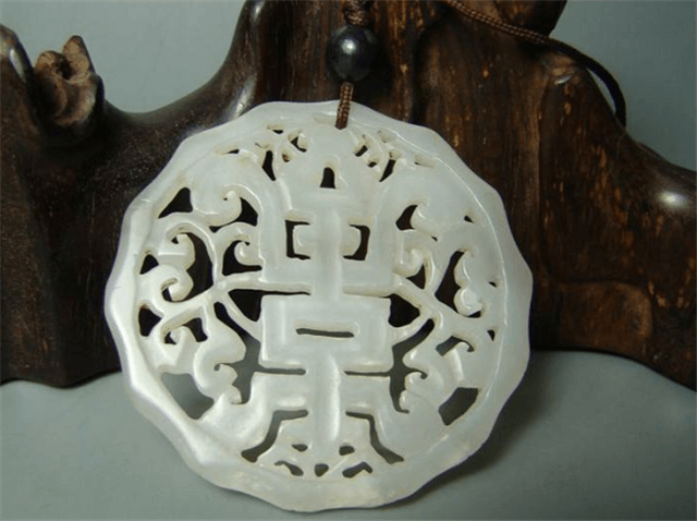 靠谱的镂空和田玉的鉴定方法有哪些？不妨试试以下四个！   第2张