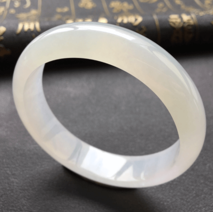 别再听人忽悠啦！糯种白色翡翠手镯真实的价格是这样的！   第1张