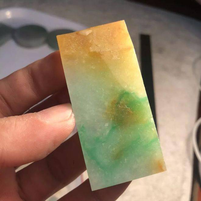 
                一块黄加绿料子从原石到成品的创作过程，这玉雕，绝色仙境！
   第1张