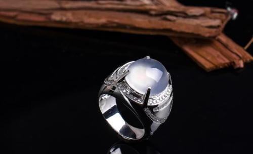 翡翠里面有气泡正常吗？我们在选购时要注意什么？   第2张