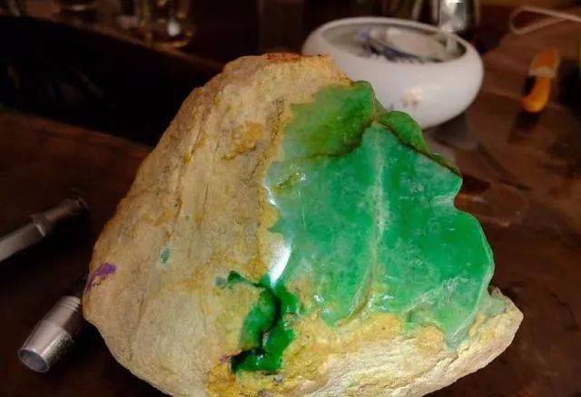 
                4000买下的翡翠原石，成品出来后，你还觉得豆种是低档货吗？
   第1张