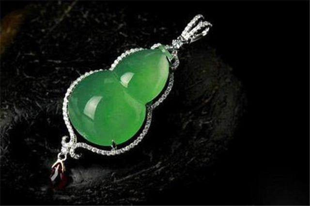 翡翠是只有绿色最为昂贵吗？讲述一下翡翠颜色多样性！   第1张