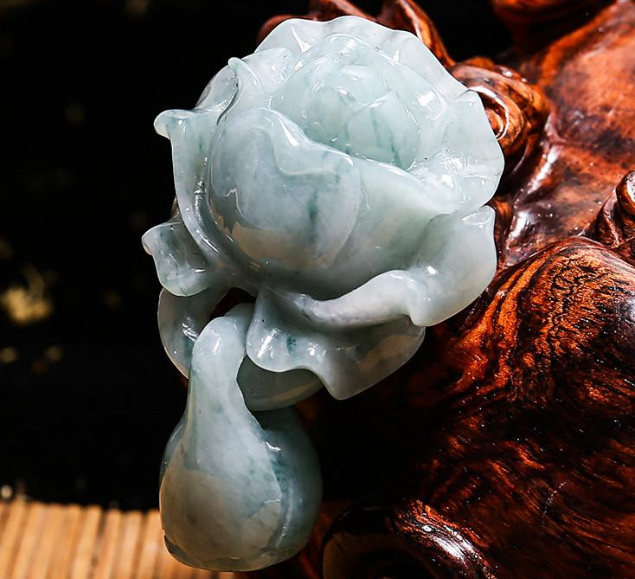 一些瑕疵很多翡翠，经过玉雕师的精雕细琢，展现出完美的自己   第1张