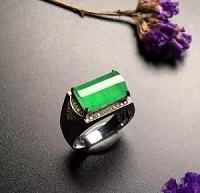 类型丰富多彩的翡翠戒指，哪种合适你嘞？   第1张