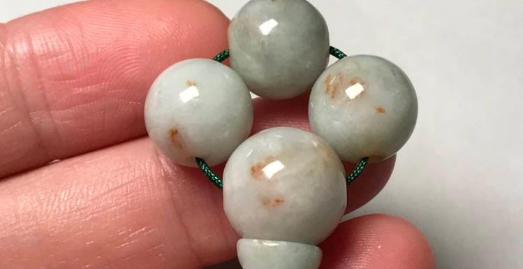 
                这种翡翠的瑕疵更受欢迎，难得的好翡翠
   第2张