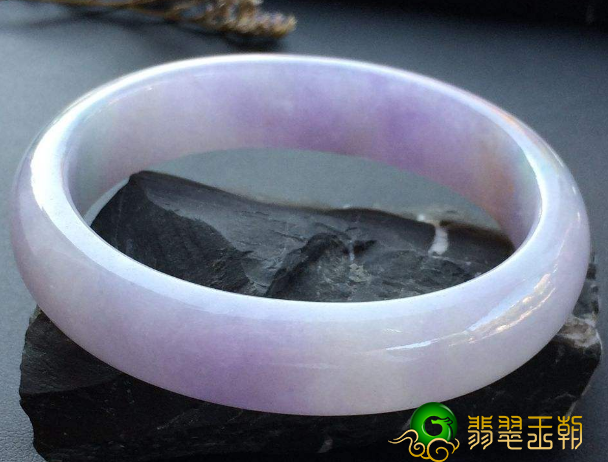 翡翠贵妃手镯应当如何购买？有关贵妃镯有什么成见？   第1张