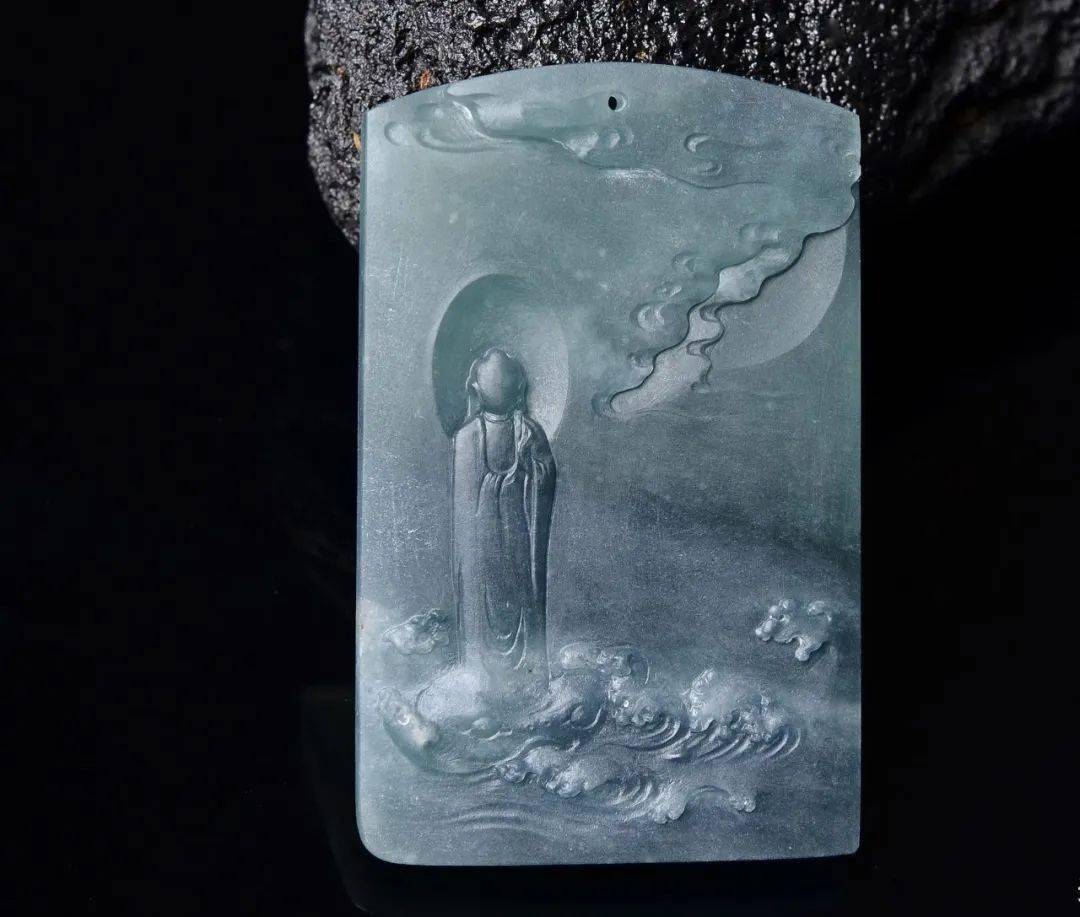 三块蓝水飘雪花棉的翡翠片料，设计集合了地海空，太有竟境了！  第7张