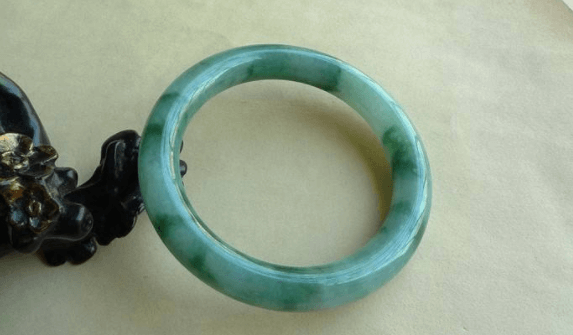 买什么形状的翡翠手镯好？如何衡量翡翠手镯的价格？   第3张